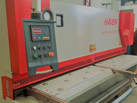 Sheet metal guillotine cutting